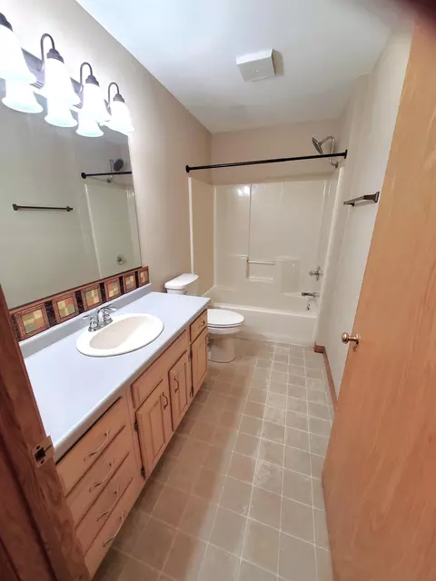 Bath - 2117 Cloudview Ct, Appleton, WI 54914 photo 4 of 4