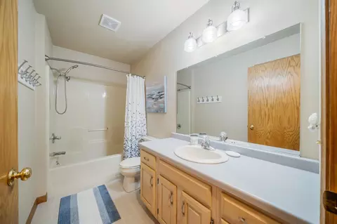 Bath - 2117 Cloudview Ct, Appleton, WI 54914 photo 2 of 4