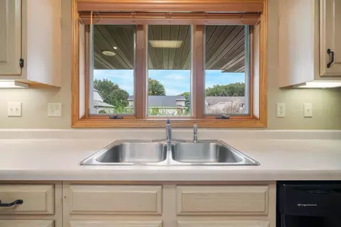Kitchen - 2117 Cloudview Ct, Appleton, WI 54914 photo 6 of 7