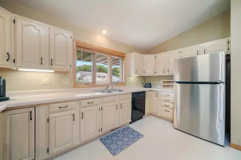 Kitchen - 2117 Cloudview Ct, Appleton, WI 54914 photo 3 of 7