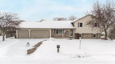 1249 Fieldview Dr, Menasha, WI 54952