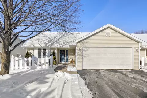 215 Lake Pointe Dr, Oshkosh, WI 54904