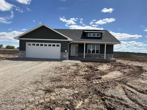 1926 Huffcutt Ln, Waupaca, WI 54981