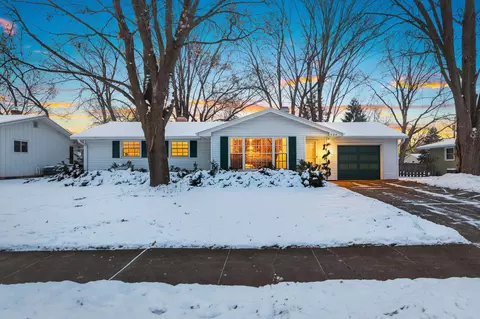 424 N St Bernard Dr, De Pere, WI 54115