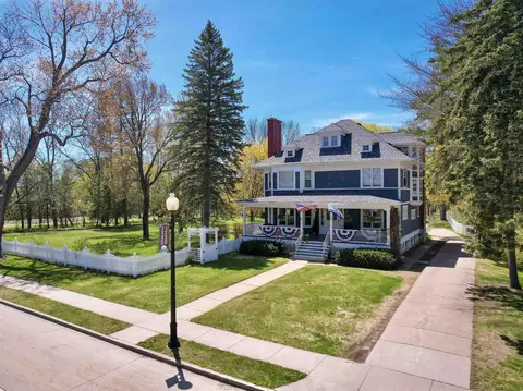 2115 Riverside Ave, Marinette, WI 54143