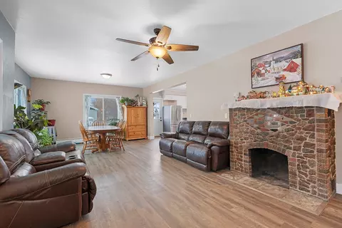 Living - 245 Buchanan St, Algoma, WI 54201 photo 2 of 2