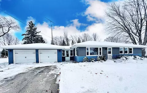 621 W Calumet St, Hilbert, WI 54129