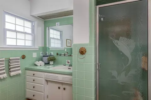 Bath - 1717 S Connell St, Appleton, WI 54914 photo 2 of 3