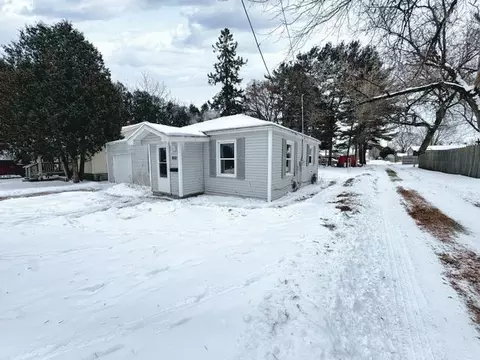 1205 32nd Ave, Menominee, MI 49858