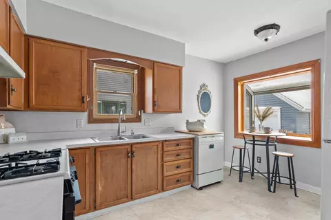 Kitchen - 209 W Parkway Blvd, Appleton, WI 54911 photo 4 of 6
