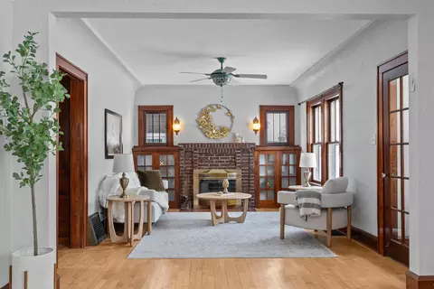 Living - 209 W Parkway Blvd, Appleton, WI 54911 photo 2 of 3