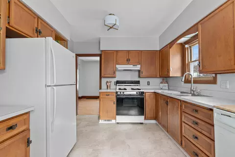 Kitchen - 209 W Parkway Blvd, Appleton, WI 54911 photo 2 of 6