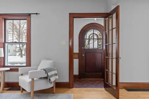 Entry Way - 209 W Parkway Blvd, Appleton, WI 54911 photo 2 of 5