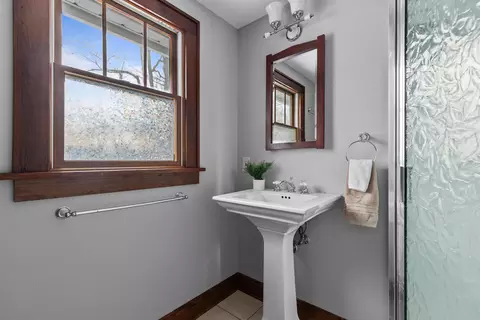 Bath - 209 W Parkway Blvd, Appleton, WI 54911 photo 3 of 3