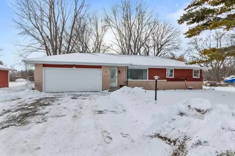 5481 E Reighmoor Rd, Omro, WI 54963