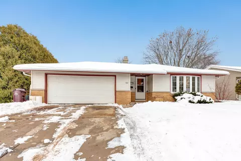 909 Lawton Ter, Manitowoc, WI 54220