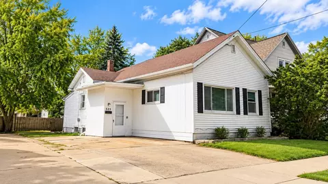 525 School Ave, Oshkosh, WI 54901