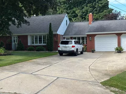 5427 Oakleaf Dr, Luxemburg, WI 54217