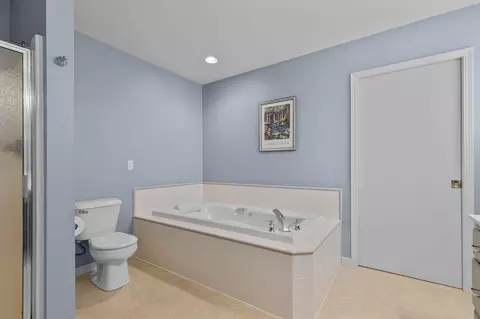 Bath - 3034 E Fallcreek Ln, Appleton, WI 54913 photo 4 of 6