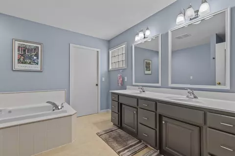 Bath - 3034 E Fallcreek Ln, Appleton, WI 54913 photo 3 of 6