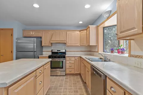 Kitchen - 3034 E Fallcreek Ln, Appleton, WI 54913 photo 3 of 4