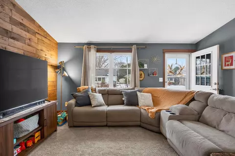 Living - 345 River Dr, Appleton, WI 54915 photo 2 of 4