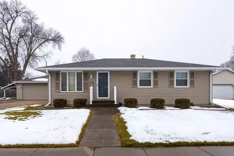 524 Michael St, Combined Locks, WI 54113