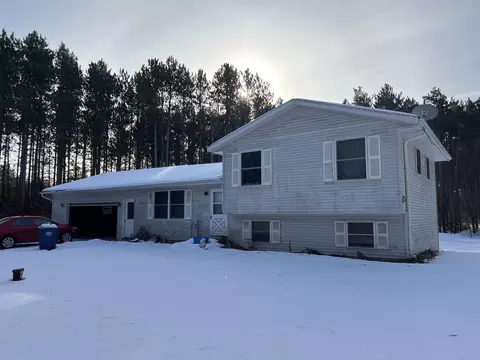 11065 East Ln, Waupaca, WI 54981