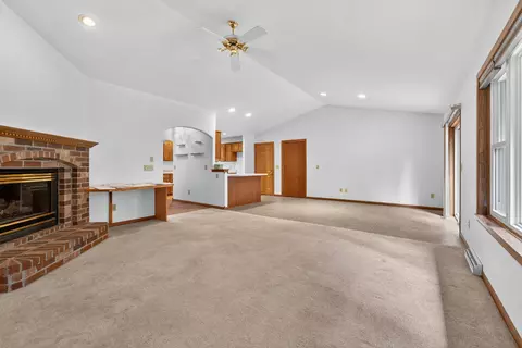 Living - 2918 N Appleton St, Appleton, WI 54911 photo 2 of 7