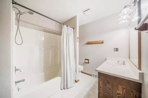 Bath - 3531 W Sunnyview Rd, Appleton, WI 54914 photo 2 of 2