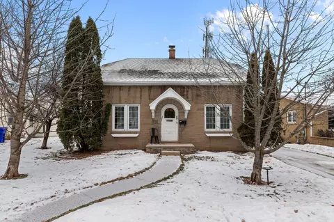 913 Desnoyer St, Kaukauna, WI 54130
