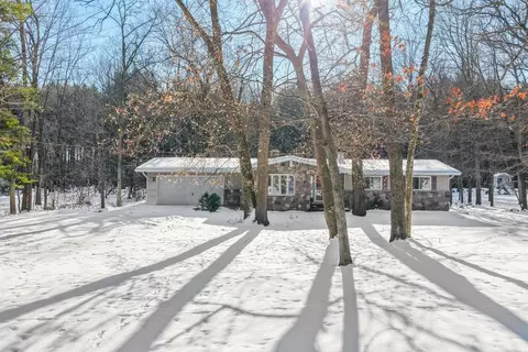 e1875 Melody Lane, Waupaca, WI 54981