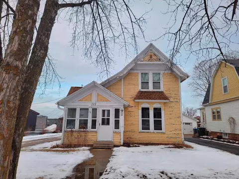 111 E Beacon Ave, New London, WI 54961