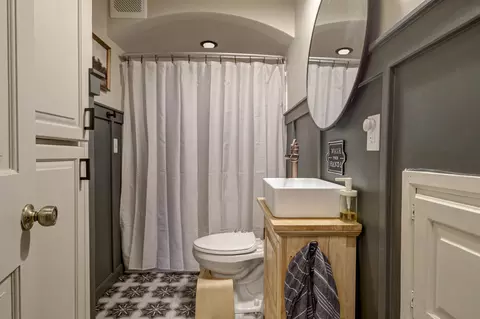 Bath - 1910 N Lawe St, Appleton, WI 54911 photo 1 of 2