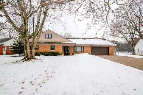 1076 Ernst Dr, Green Bay, WI 54304