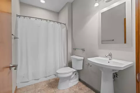 Bath - 4841 Canvasback Cir, Appleton, WI 54913 photo 3 of 4