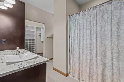 Bath - 4841 Canvasback Cir, Appleton, WI 54913 photo 2 of 4