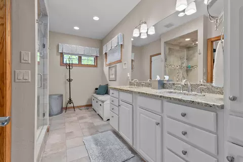 Bath - 217 E Wentworth Ln, Appleton, WI 54913 photo 1 of 5