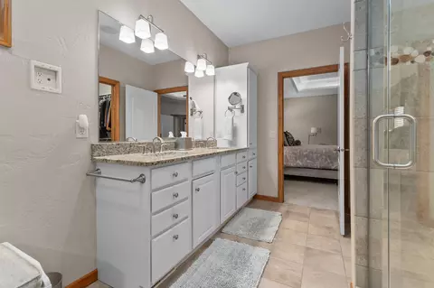 Bath - 217 E Wentworth Ln, Appleton, WI 54913 photo 2 of 5
