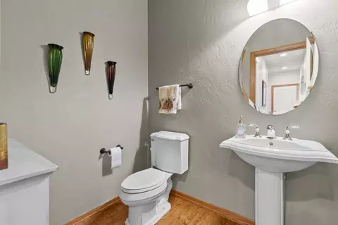 Bath - 217 E Wentworth Ln, Appleton, WI 54913 photo 3 of 5