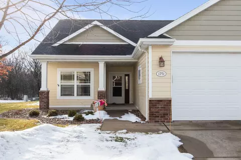1751 Oak Hollow Ln, Neenah, WI 54956