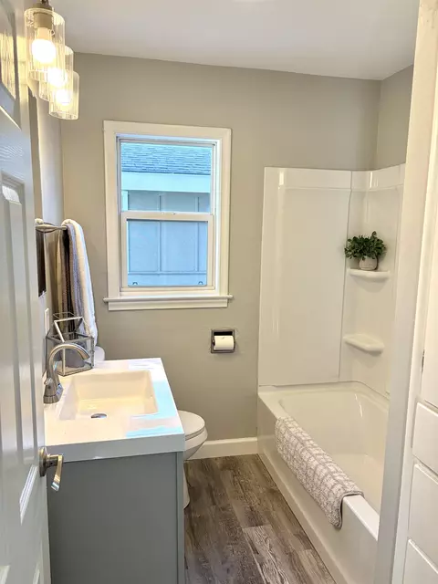 Bath - 338 River Dr, Appleton, WI 54915 photo 1 of 2