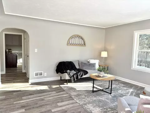 Living - 338 River Dr, Appleton, WI 54915 photo 2 of 5