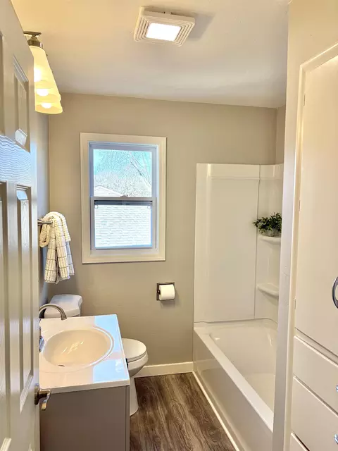 Bath - 338 River Dr, Appleton, WI 54915 photo 2 of 2