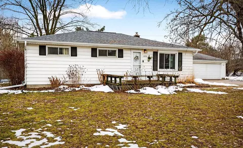 620 Fieldcrest Dr, Neenah, WI 54956