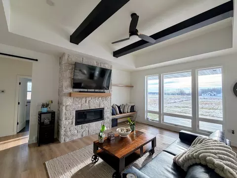 Living - 302 Kerrigan Dr, Wrightstown, WI 54180 photo 3 of 4