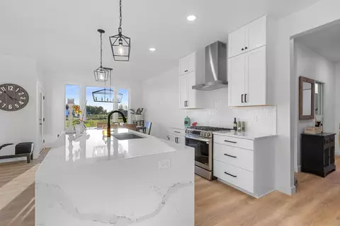 Kitchen - 302 Kerrigan Dr, Wrightstown, WI 54180 photo 2 of 5