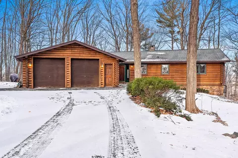 11 Breyerwood Ct, Hortonville, WI 54944