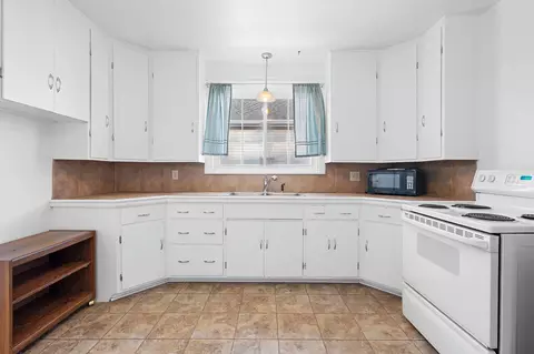 Kitchen - 425 E Summer St, Appleton, WI 54911 photo 2 of 7
