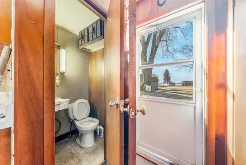 Bath - 9302 Blanco Rd, Winneconne, WI 54986 photo 3 of 3